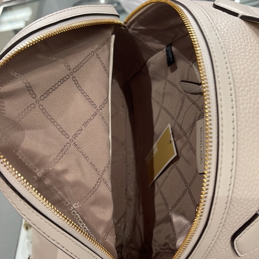 Michael Kors Women's Valerie Medium Pebbled Leather Backpack Light Cream 
NWT - Picture 16 of 16